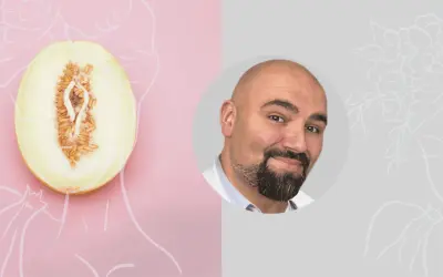 Lekarz specjalista od waginoplastyki. Po lewej przekrojony melon symbolizujący kobiece narządy płciowe.