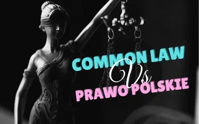 Temida z wagą, symbol prawa, obok napisu "Common Law vs Prawo Polskie". Czy precedens w prawie anglosaskim jest lepszy?