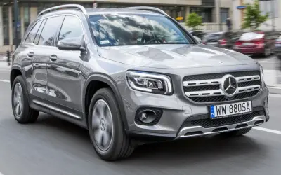 Szary Mercedes GLB na drodze. Wiele osób szuka mercedes glb opinie, by podjąć decyzję o zakupie.