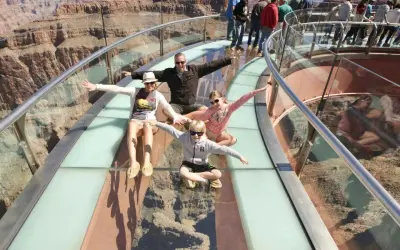 Rodzina na szklanym tarasie z widokiem na Wielki Kanion. Niezapomniane wrażenia z wycieczki z Las Vegas!