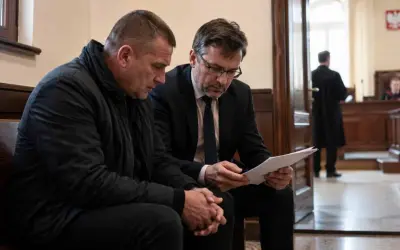 Dwóch mężczyzn w sądzie, jeden w czarnej kurtce, drugi w garniturze, analizuje dokumenty. W tle sędzia i ławnicy. Czy to kolejna recydywa?