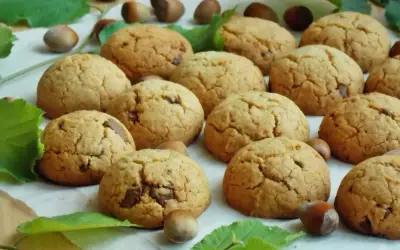Domowe Reese's z orzechami laskowymi i kawałkami czekolady, pachnące jesienią.