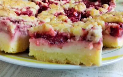 Kruche ciasto z budyniem i owocami wiśni, posypane kruszonką. Idealne na deser.