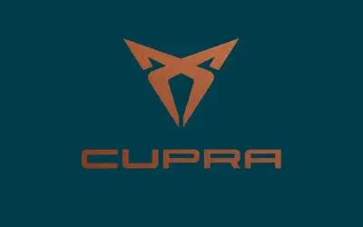 Miedziane logo Cupra na granatowym tle. Symbolizuje moc i dynamikę marki.