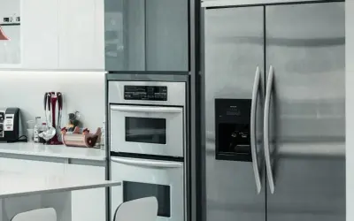Nowoczesna kuchnia z lodówką Samsung. Instrukcja obsługi jest potrzebna do poznania wszystkich funkcji tego sprzętu.