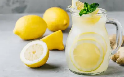 Erfrischende selbstgemachte Limonade mit Zitrone und Minze, bereit zum Genießen.