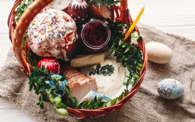 Koszyczek wielkanocny: chrzan, kiełbasa, jajka, babka i świeca. Idealny pomysł, jak zrobić koszyczek wielkanocny.