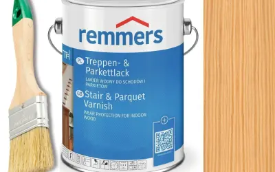 Jaki lakier do schodów dębowych? Puszka lakieru Remmers Stair & Parquet Varnish i pędzel, obok próbka drewna dębowego.