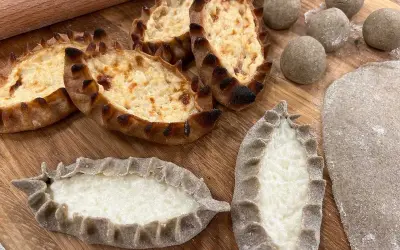 Piroger recept: Nybakade piroger med krämig fyllning och degbollar redo för ugnen.