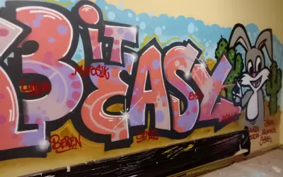 Buntes Graffiti mit Schriftzug "BIT EASY" und einem Hasen vor Kakteen.