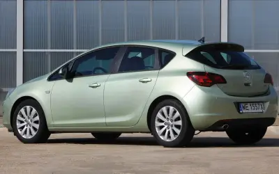 Jasnozielony Opel Astra J, idealny do miasta, z niskim spalaniem.