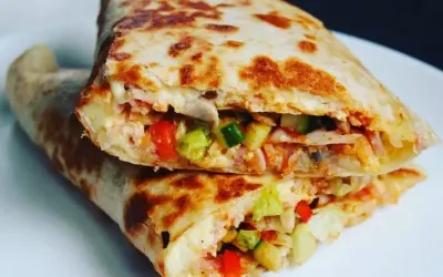 Gorąca tortilla na ciepło z patelni, wypełniona warzywami i serem. Idealna na szybki posiłek.