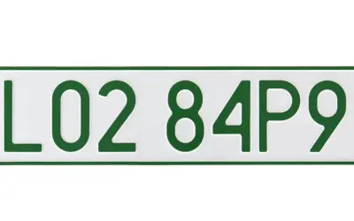 Tablica rejestracyjna L02 84P95. Data pierwszej rejestracji w dowodzie może być powiązana z tym numerem.