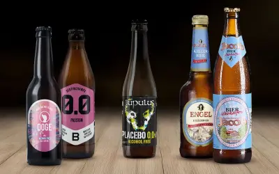Cinque bottiglie di birra analcolica, tra cui Doge, Bertinchamps 0.0, Lupulus Placebo, Engel e Jacob. Le migliori birre analcoliche per ogni occasione.