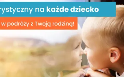Bon turystyczny na każde dziecko. Wkrótce w podróży z Twoją rodziną! Mały chłopiec patrzy przez okno, marząc o wakacjach.
