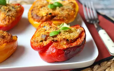Peperoni ripieni al forno, un classico delle ricette con peperoni, guarniti con basilico fresco.
