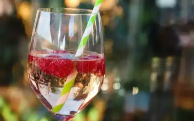 Orzeźwiający drink z malinami i słomką. Idealny na letnie wieczory, smakuje jak najlepsze bacardi malinowe.