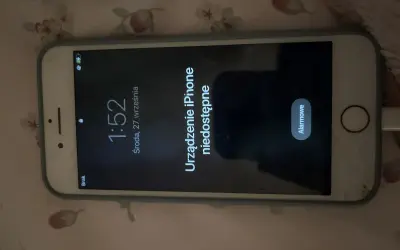 iPhone 7 z komunikatem "Urządzenie iPhone niedostępne" na ekranie blokady.
