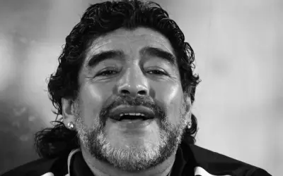 Uśmiechnięty Diego Maradona, którego zdjęcie budzi pytania: czy Diego Maradona żyje? Ikona futbolu z charakterystyczną fryzurą i zarostem.