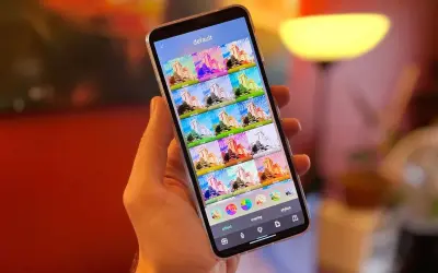 Telefon z programem do robienia zdjęć. Na ekranie widać wiele podglądów tej samej budowli z różnymi efektami.