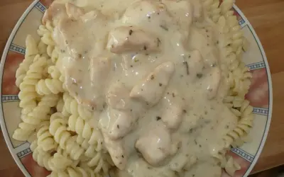 Pyszny makaron fusilli z kurczakiem w kremowym sosie śmietanowym, doprawionym ziołami. Idealny obiad!