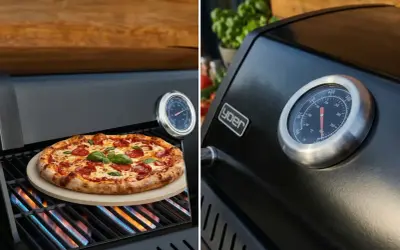Pyszna pizza z grilla gazowego, z chrupiącym ciastem i ciągnącym serem, piecze się na ruszcie. Obok termometr wskazuje idealną temperaturę.