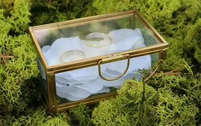Czym wypełnić pudełko na obrączki? Odkryj piękne i oryginalne pomysły