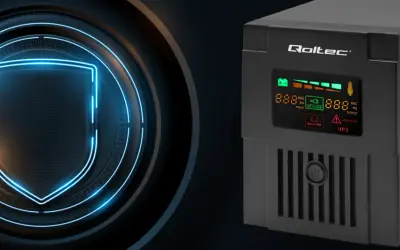 Nowoczesny UPS Qoltec chroni Twój sprzęt. Cyfrowy wyświetlacz pokazuje parametry, a neonowa tarcza symbolizuje bezpieczeństwo.