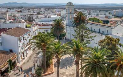 Vista aérea de Conil de la Frontera con palmeras y edificios blancos. Ideal para saber qué hacer en Conil de la Frontera.