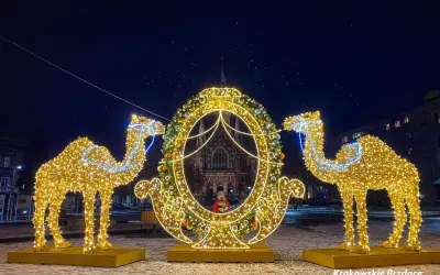Święta w Krakowie: świetlne wielbłądy i ozdobna brama z widokiem na kościół. Magiczna noc.