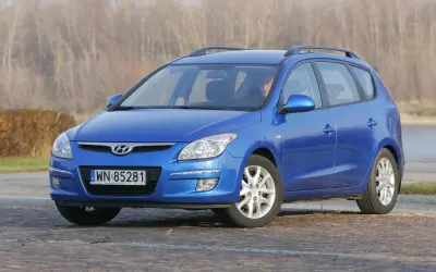 Niebieski Hyundai i30 1.6 benzyna na tle jesiennego krajobrazu.