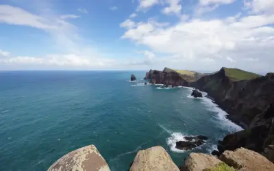 Steile Klippen und das weite Meer vor Madeira im Oktober. Das Wetter ist wechselhaft, aber die Aussicht ist atemberaubend.