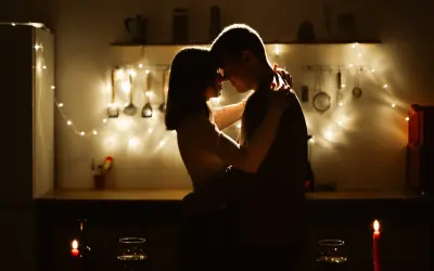 Para, która kiedyś była wrogami, teraz tańczy przy świecach i lampkach. To właśnie jest "enemies to lovers co to".