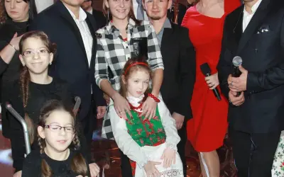 Dwie dziewczynki, jedna w wózku, druga w stroju ludowym, stoją obok dorosłych. Ile dzieci ma Golce?