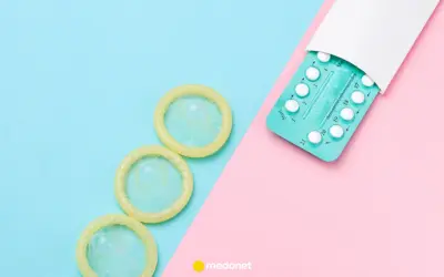 Trzy prezerwatywy i opakowanie tabletek antykoncepcyjnych. Decyzja o odstawieniu tabletek antykoncepcyjnych może wiązać się ze zmianą metod ochrony.
