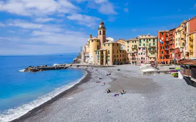 Camogli, un gioiello dove andare in Liguria al mare, con la sua spiaggia di ciottoli e le case colorate che si affacciano sul blu intenso.