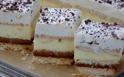 Pyszne ciasto 3 bit, warstwowe, z kremem i karmelem, posypane czekoladą. Prosty przepis na domowe ciasto.