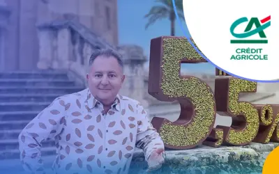 Mężczyzna obok czekoladowych cyfr 5,5% i logo Crédit Agricole. Odkryj atrakcyjne lokaty w Crédit Agricole!