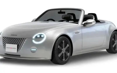 Srebrny kabriolet Daihatsu Vision Copen z okrągłymi światłami i sportowymi felgami.