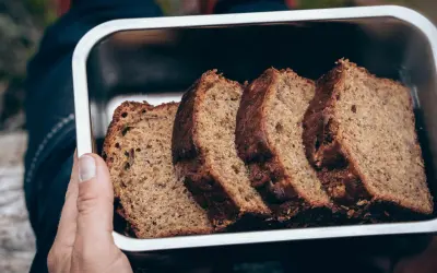 Skivor av saftig banankaka i en metallåda, perfekt för utflykten. Ett enkelt banankaka recept som passar alla.