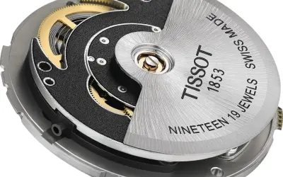 Meccanismo di orologio Tissot con rotore inciso "Tissot 1853 Swiss Made Nineteen 19 Jewels", parte del movimento Powermatic 80.