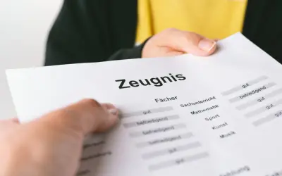 Ein Zeugnis der 2. Klasse Grundschule mit guten Noten in Fächern wie Sachunterricht und Mathematik.