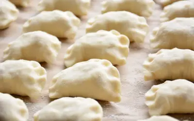 Gotowe do lepienia pierogi, idealne na domowy obiad. Ten przepis na ciasto na pierogi jest prosty i sprawdzony.