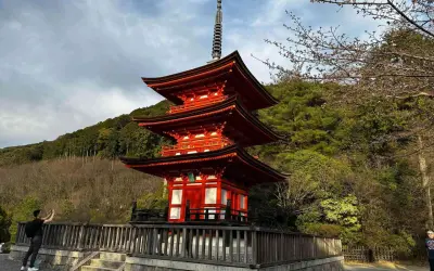 Piękna, czerwona pagoda w Japonii. Idealne miejsce na wycieczkę z biurem podróży, by poczuć ducha tego kraju.