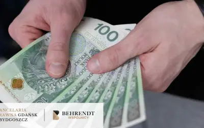Dłoń trzyma banknoty 100 zł. Jak odzyskać pieniądze z obligacji Getin Bank? Prawnicy pomogą.