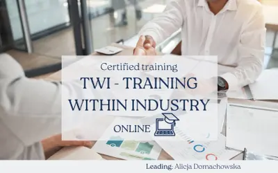 Dwóch mężczyzn ściska sobie dłonie nad dokumentami. Na zdjęciu widnieje napis "Certified training TWI - TRAINING WITHIN INDUSTRY ONLINE".