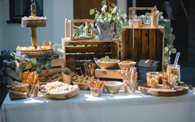 Stół wiejski na wesele: DIY czy z firmą? Jak zachwycić gości?