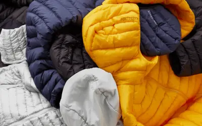 Bunte Daunenjacken von Arc'teryx, die ihre Herkunft in den Bergen widerspiegeln.