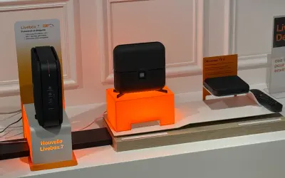 La nouvelle Livebox 7, puissante et élégante, est présentée aux côtés d'un décodeur TV 6.