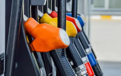 Kolorowe pistolety na stacji paliw. Czy wiesz, że diesel to paliwo, które napędza wiele samochodów?